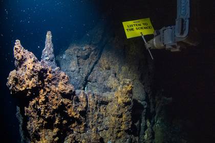 Pancarta de Greenpeace en el fondo marino pide a los gobiernos 'escuchar a la ciencia'