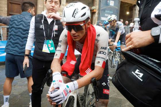 Isaac del Toro se retira de la Itzulia tras sufrir una caída