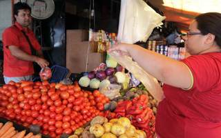 Las alzas en los combustibles y los alimentos impulsan en abril una inflación del 0,8 % en Paraguay