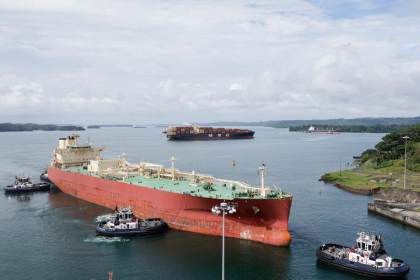 El buque gasífero surcoreano que pagó un precio récord en subasta cruza el Canal de Panamá