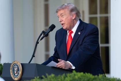 Trump acusa a Irán de violación "insensata" de la tregua por ataque a buque en Ormuz