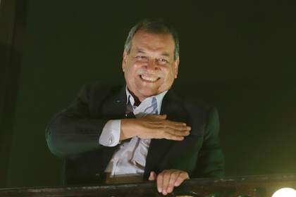 El candidato presidencial Nieto alaba a jóvenes de Perú por "crítica radical" a corruptos