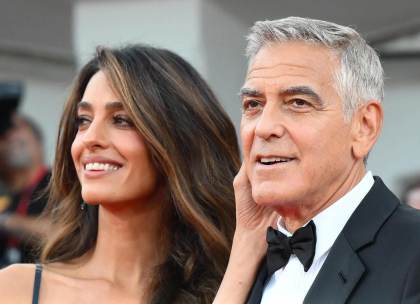 Venecia despliega su primera alfombra roja con George y Amal Clooney como protagonistas