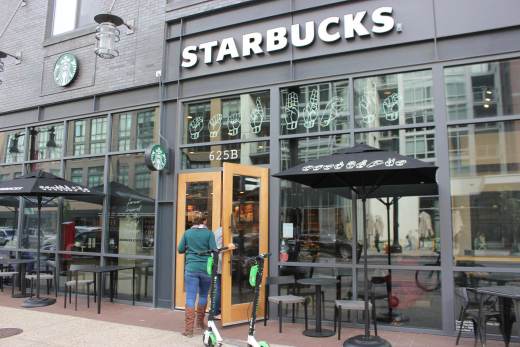 Starbucks acelera sus planes de reestructuración pese a la recuperación de las ventas