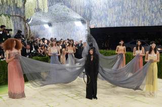 Madonna llega a la Met Gala con una enigmática performance