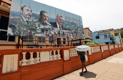 China insta a EE.UU. a cesar "presión" sobre Cuba tras orden de arresto contra Raúl Castro