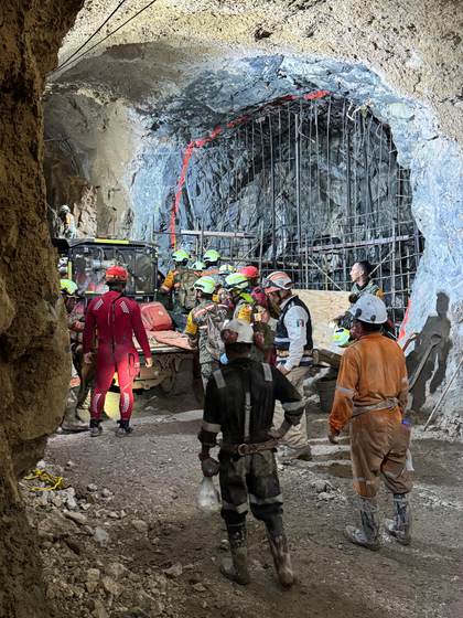 México rescata al segundo trabajador atrapado en una mina mientras sigue buscando a otro