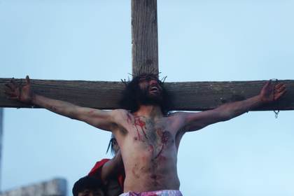 Creyentes en Bolivia conmemoran el Viernes Santo con plegarias por la paz mundial