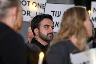 Mamdani, en silencio en vigilia por 7 de octubre ante críticas israelíes y propalestinas