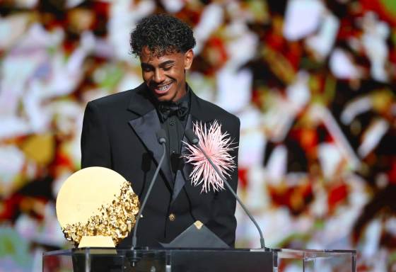 Lamine Yamal se hace con su tercer trofeo Kopa