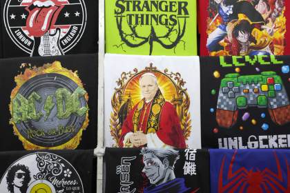 Camisetas exaltan 'peruanidad' de León XIV por su visita: "La papa y el papa son peruanos"