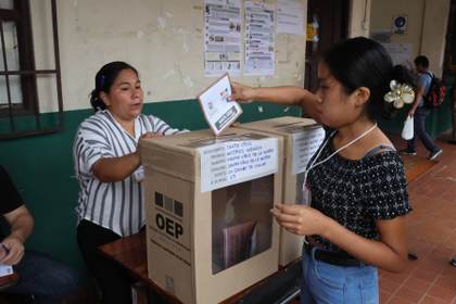 Cierran recintos electorales tras votación de nuevos gobernadores y alcaldes en Bolivia