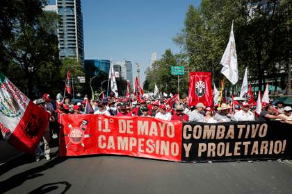 Miles de trabajadores mexicanos inician la marcha multitudinaria por el Día del Trabajo