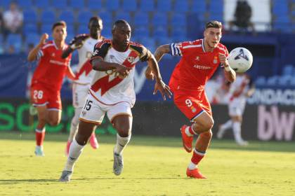 El Espanyol aspira a reencontrarse con el triunfo ante el colista, el Elche de Anselmi