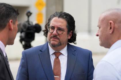 Jueza de EE.UU. da luz verde a la demanda que podría regularizar a medio millón de cubanos
