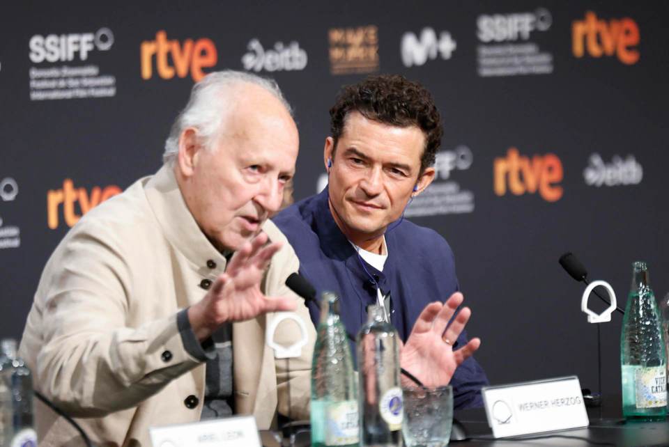 Herzog pide a los jóvenes evitar "una vida dictada por algoritmos" y alerta contra la IA