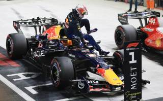 Verstappen 'dobla', firma la 50 y apunta a su primer triunfo en la noche de Singapur