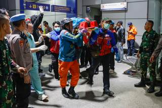 Sube a 16 la cifra de víctimas mortales en el choque de trenes de Indonesia, todas mujeres