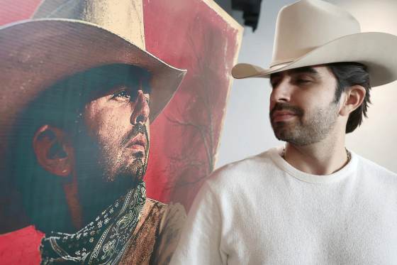 El cantante Joss Favela vuelve a sus raíces en el campo mexicano para seguir componiendo