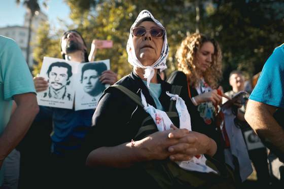 "Que digan dónde están": cientos de miles piden justicia en 50 aniversario de la dictadura