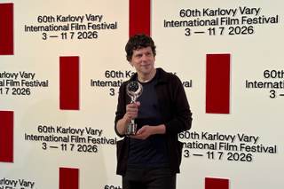 Jesse Eisenberg recibe el Premio del Presidente y elogia el cine europeo en Karlovy Vary