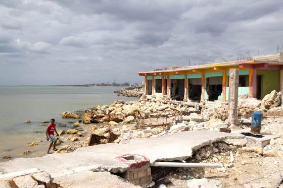 Heridas por cicatrizar un año después del paso del destructor huracán Melissa en Jamaica