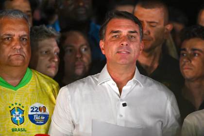 Flávio Bolsonaro huye a EE.UU. con su familia y Lula califica la salida de "vergonzosa"