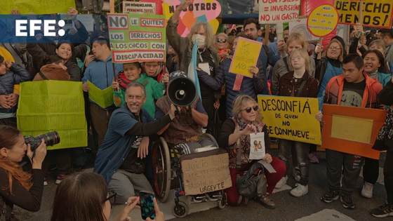 Cientos protestan contra proyecto de Milei que recortaría pensiones por discapacidad