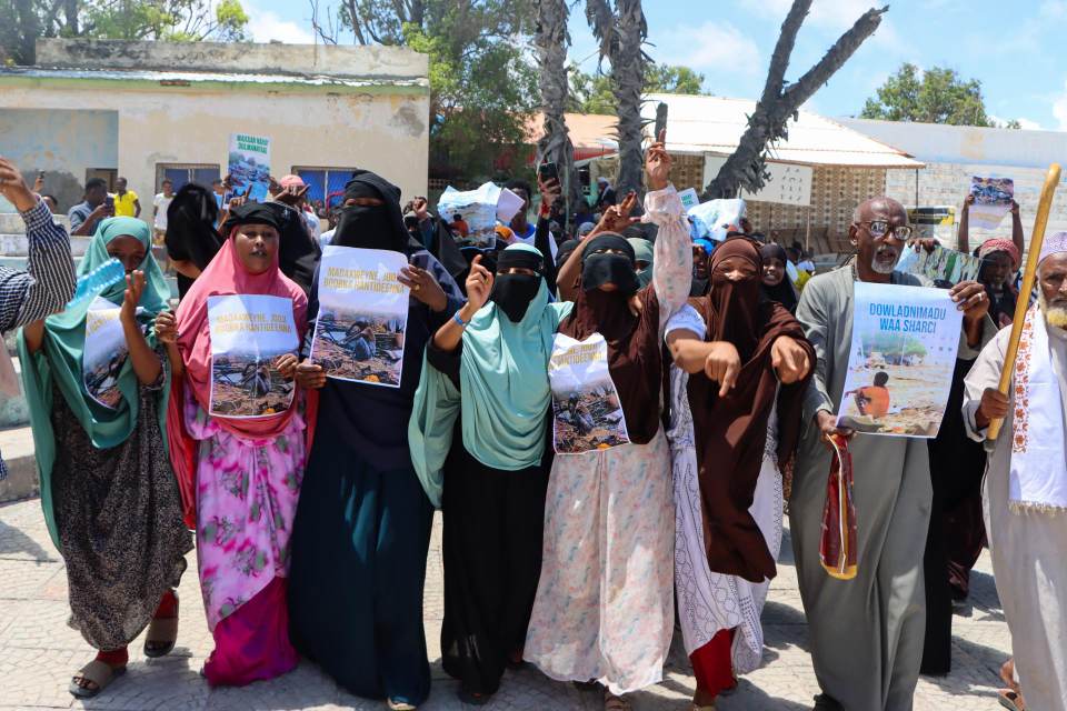 Cientos de personas protestan contra el Gobierno en plena crisis política en Somalia