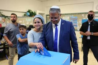 El ultraderechista Ben Gvir vota desde un asentamiento en Hebrón: "¡Salgan y voten!"