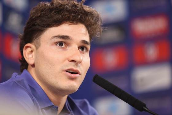 Julián Alvarez y su futuro: “Se empieza a hacer una pelota de mentiras muchas veces”