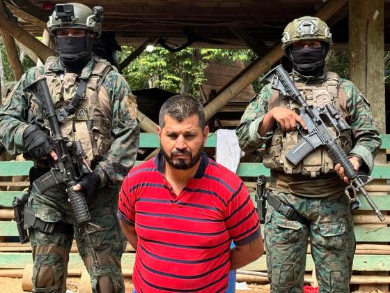 Ecuador detiene a sujeto presuntamente vinculado a un grupo disidente de las FARC