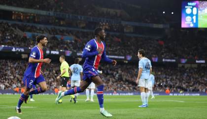 2-4. El PSG impresiona, golea y resiste en Mánchester