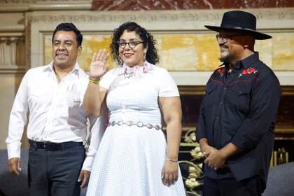 El grupo La Santa Cecilia subraya su intención de "unir" a México y EE.UU con la música