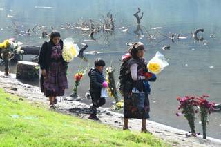 Pueblo maya de Guatemala desafía la sequía al implorar lluvias en la laguna sagrada de un volcán