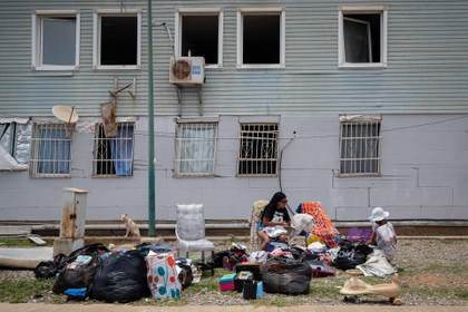 Dos baños en un refugio con cientos de sobrevivientes del terremoto en Venezuela
