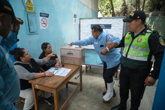 Fujimori y Sánchez se enfilan hacia la segunda vuelta en Perú, con 95,14 % del escrutinio