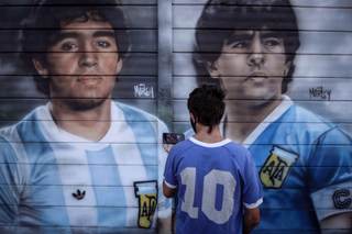 Sesenta metros, diez segundos, cinco rivales; las cifras del “gol del siglo”