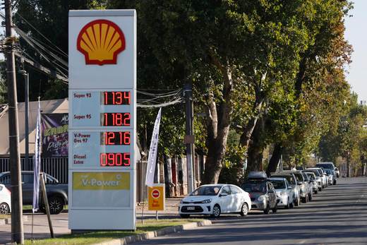 El auge del precio de combustible en Chile genera enormes filas e indigna a la ciudadanía