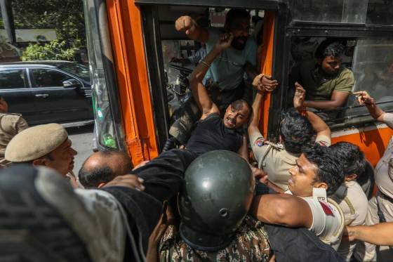 Las "Cucarachas" intentan tomar las calles de Delhi entre redadas y detenciones policiales