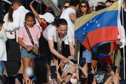 Miles de personas reciben a María Corina Machado en Madrid al grito de "¡Presidenta!"