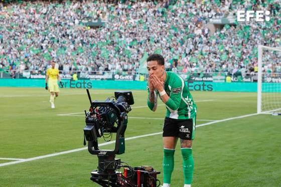 Antony dice que su disputa con el sector de la grada tras el derbi fue por "la frustración"