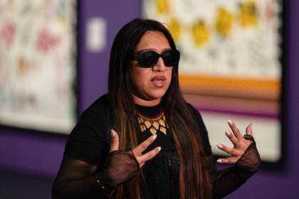 "Pop andino" y vírgenes kármicas: la argentina La Chola Poblete aterriza en São Paulo