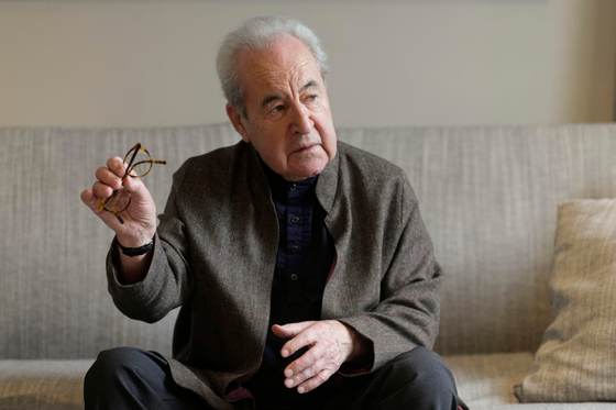 John Banville: "Cuando el arte se propone cambiar el mundo, se vuelve una cursilería"