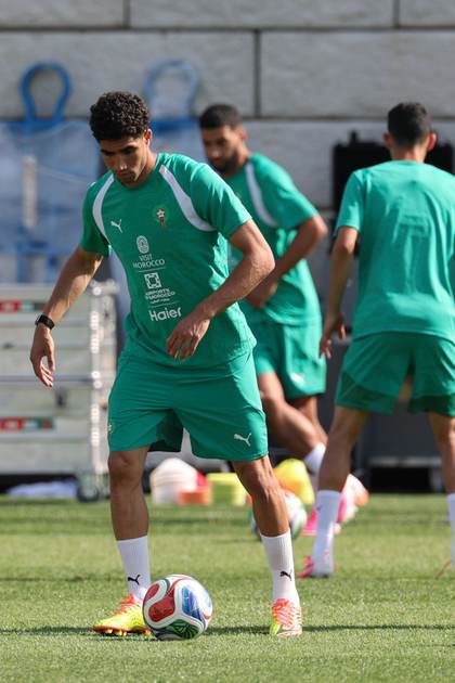Hakimi acude en bicicleta al entrenamiento de Marruecos entre fuertes medidas de seguridad