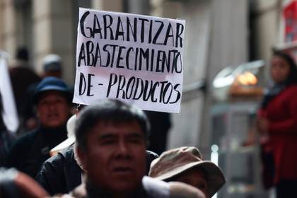 Los conflictos en Bolivia asfixian a pequeños comerciantes, transportistas y productores