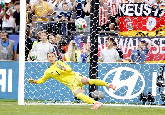 Neuer iguala el récord negativo de 'la Tota' Carbajal, 10 partidos encajando goles