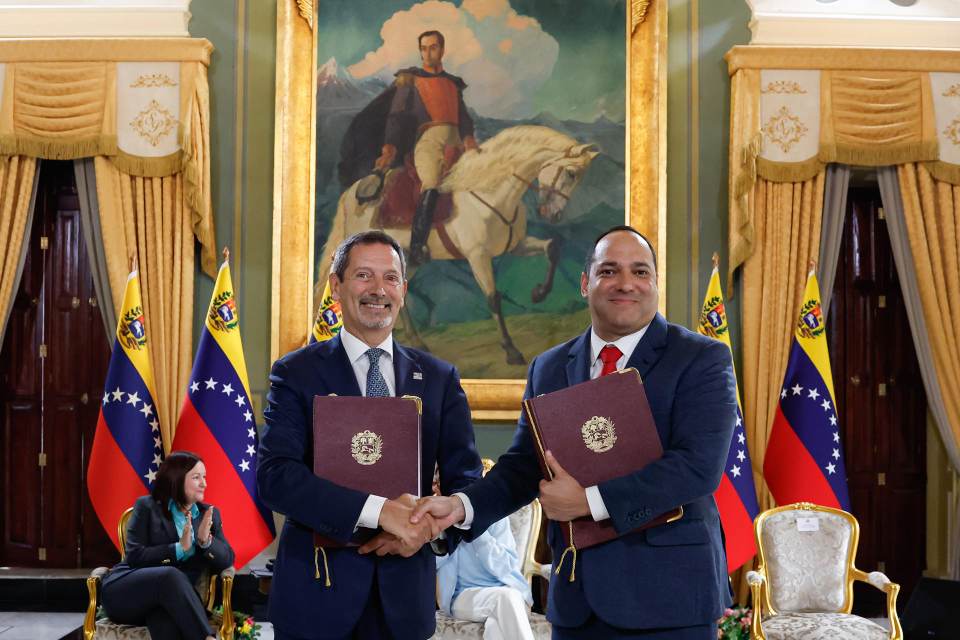 Venezuela y la tecnológica SLB firman un acuerdo preliminar de explotación de crudo y gas