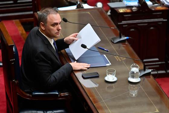 El jefe de Gabinete argentino admite que ocultó quinientos mil dólares de una declaración jurada