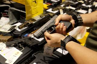 EE.UU. demanda ley de California que prohíbe la venta de pistolas semiautomáticas tipo Glock